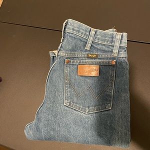 Worn Mens wrangler 13mwz 31x38 jeans